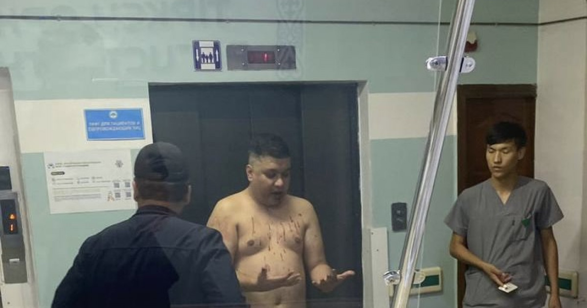 «Үстінде тек іш киімі бар»: Тағы бір әнші Алматыда жанжал шығарды