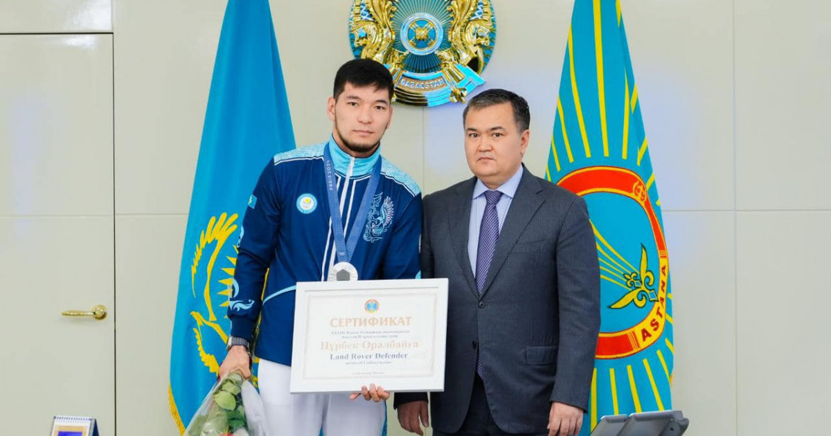 Елорда әкімі боксшы Нұрбек Оралбайға керемет сыйлық жасады