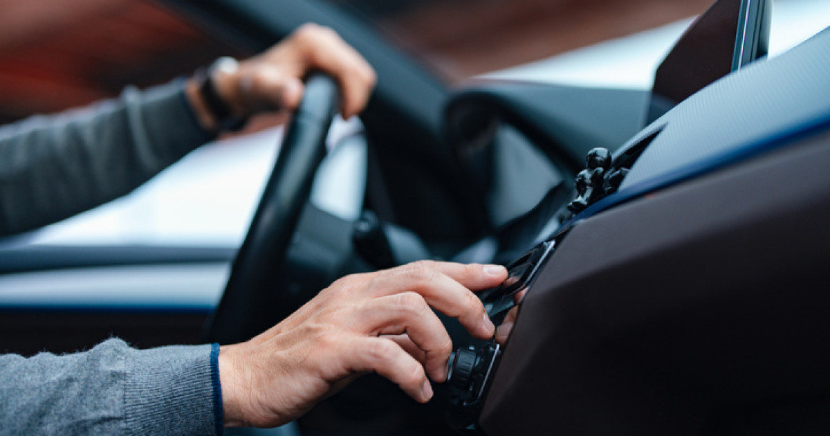 Астанада автосервис қызметкері клиенттің көлігін металға өткізіп жіберген