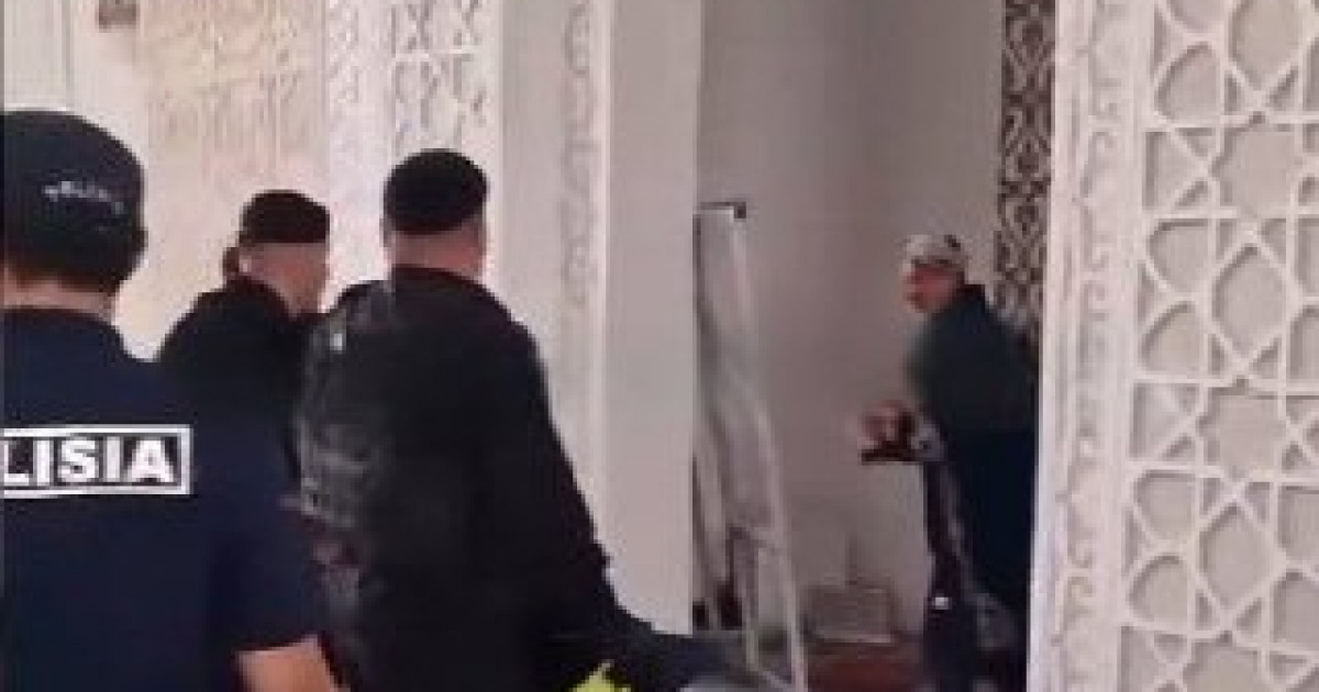 Астанадағы мешітте ер адам келушілерді пышақпен қорқытты (ВИДЕО)