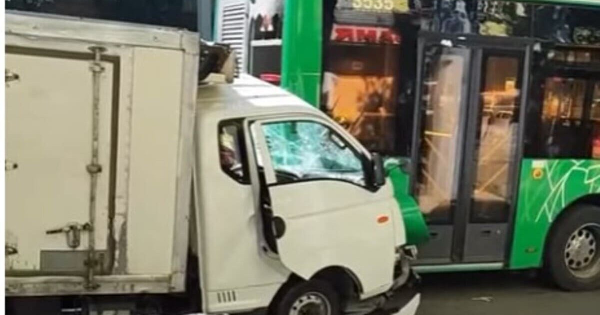 Алматыда жүк көлігі автобусқа соғылды