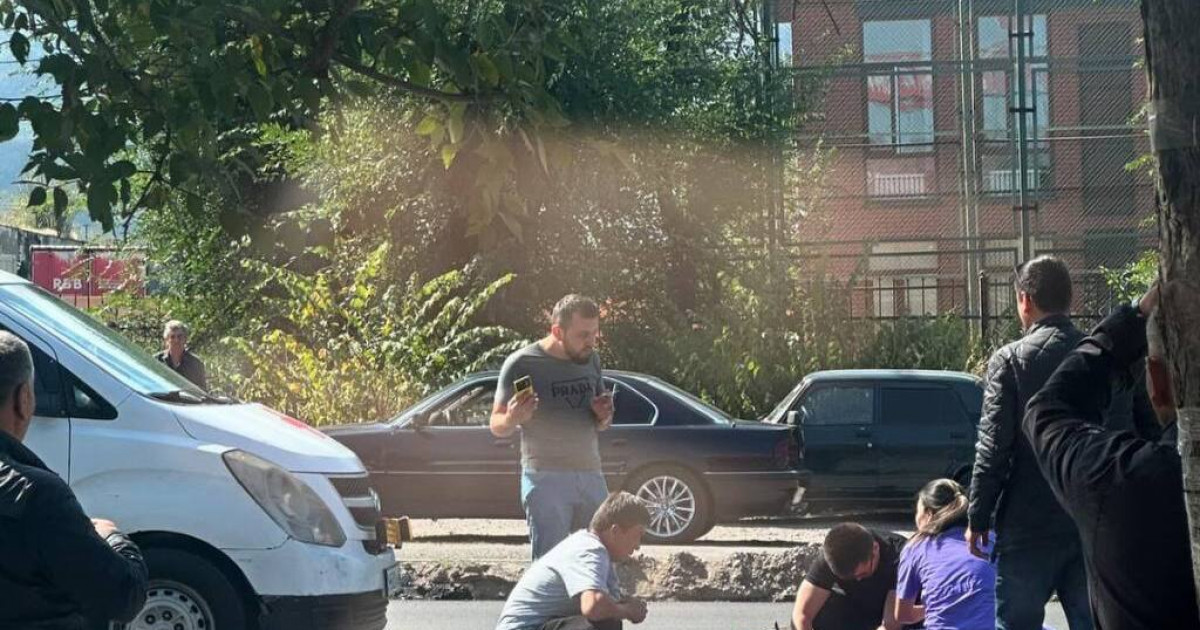 Есік қаласында жедел жәрдем көлігі 2 қызды қағып кетті