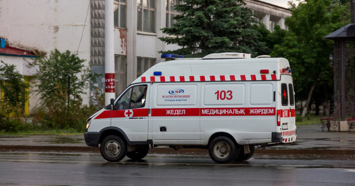 Алматыда жардан құлаған жүк көлігі жер үйді қиратты