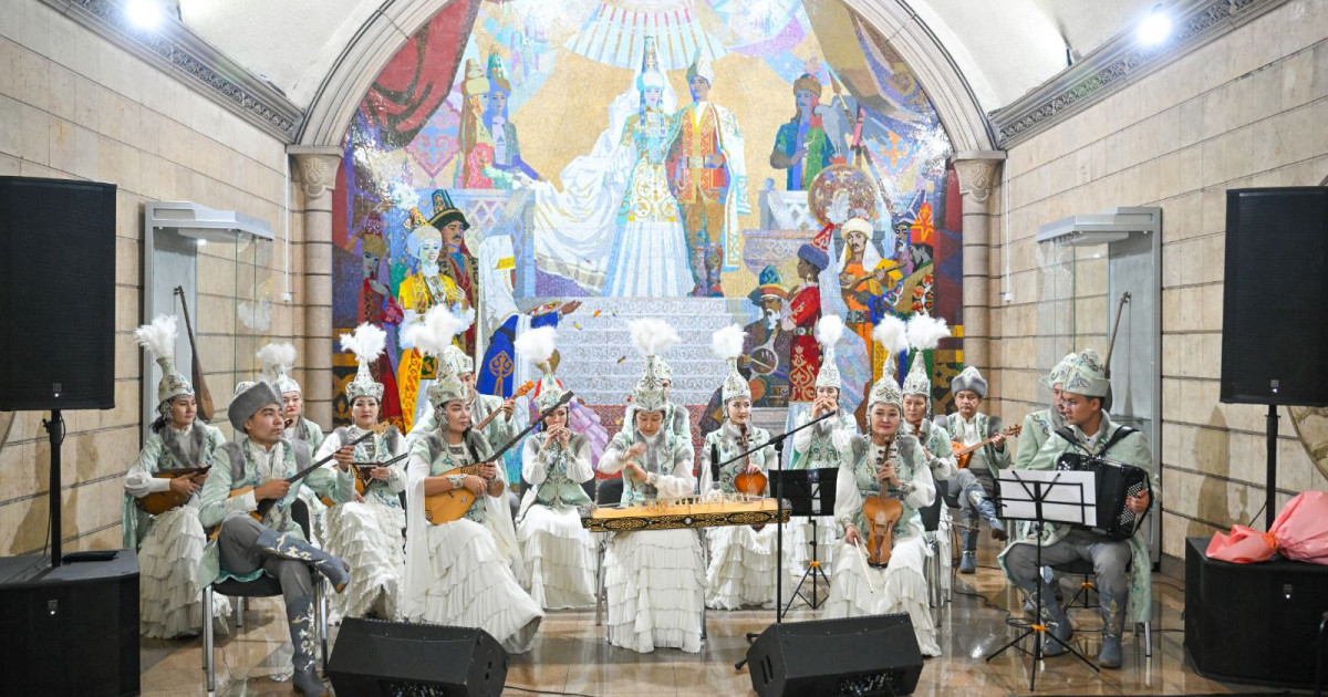 Алматы метросының жолаушылары ән мен күйге бөленді