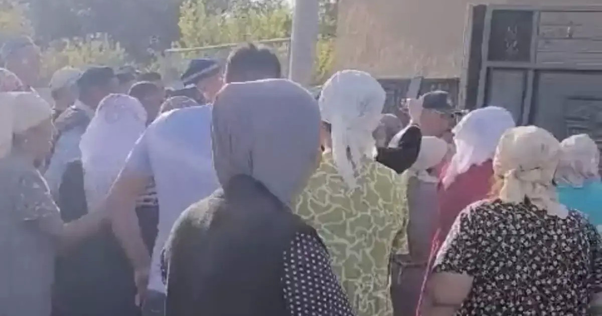 «Дереу кетіңдер!»: тұрғындар анасы мен қызын өлтірген күдіктінің отбасын ауылдан қуды