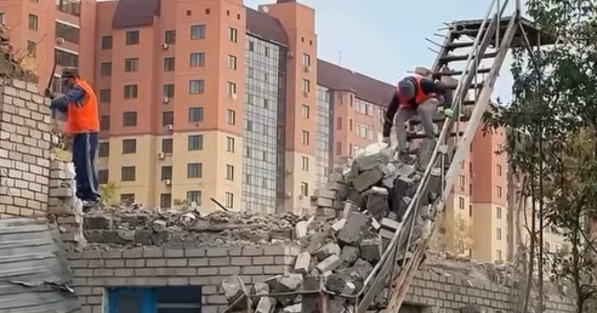 Елорданың Байқоңыр ауданында ескі үйлерді бұзу жұмысы басталды