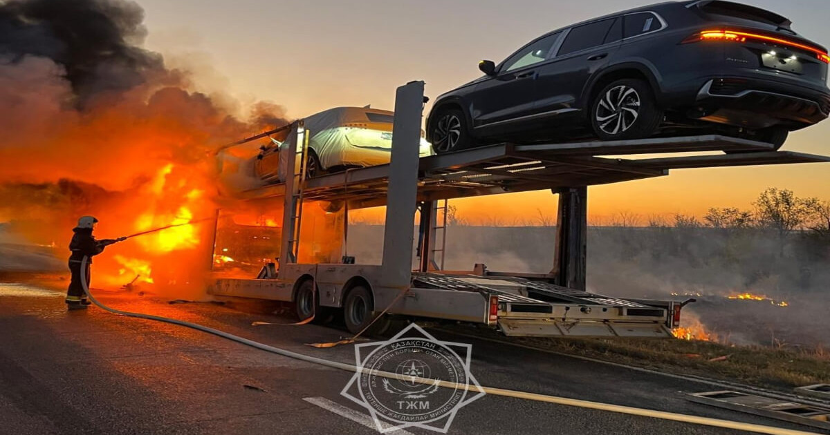 Ақтөбе облысында алты көлікті тиеген автовоз өртеніп, екі адам зардап шекті