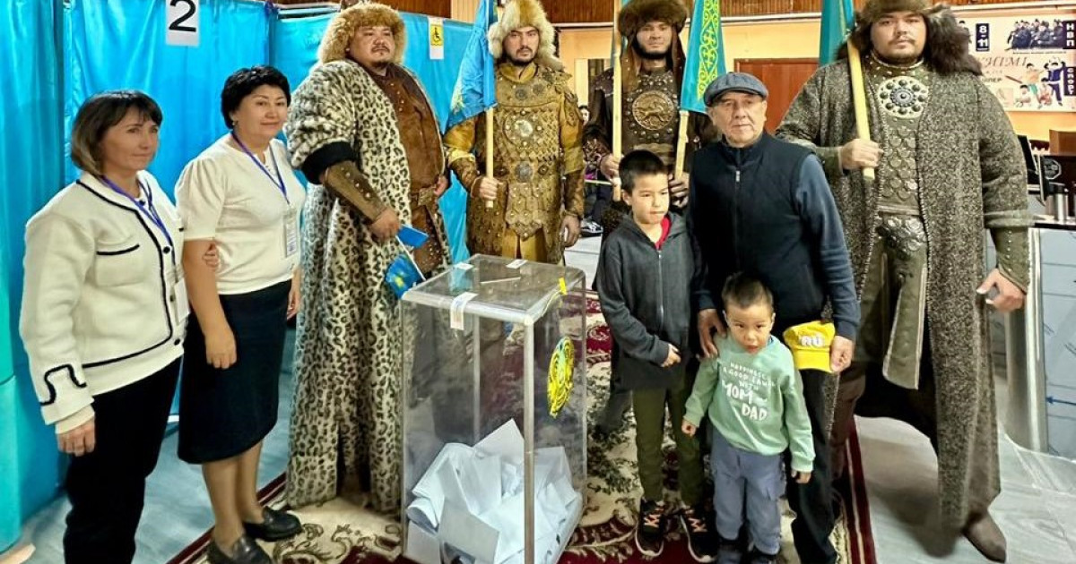 Ұлы дала рухы: дауыс беруге келген халықты алып азаматтар қарсы алды