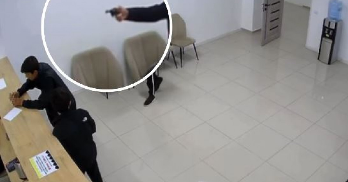 Шымкентте 18 жастағы жігіт қару ұстаған қылмыскерді тоқтатты (ВИДЕО)
