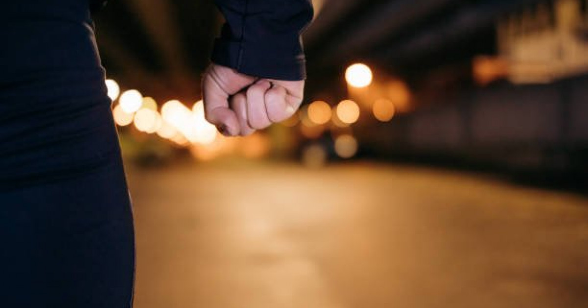 Таразда бір топ жігіт көшедегі адамдарды соққыға жықты