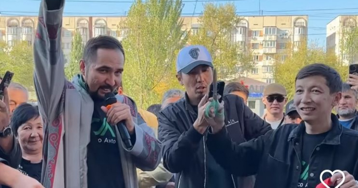 «Өнер қырандары» театрының актері автосалон ашты (ВИДЕО)