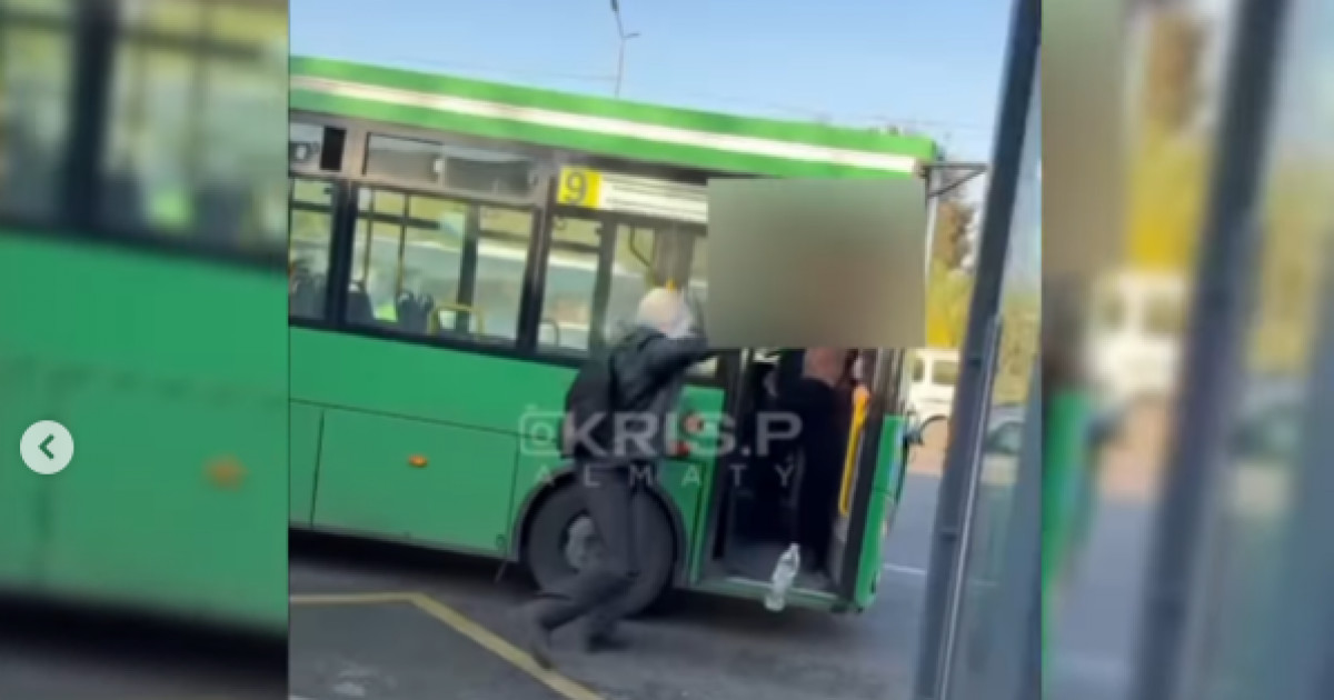 Алматыда автобус жүргізушісімен төбелескен азамат таспаға түсіп қалды