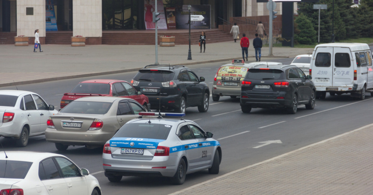 Оралда полиция қызметкерін пышақтап кеткен