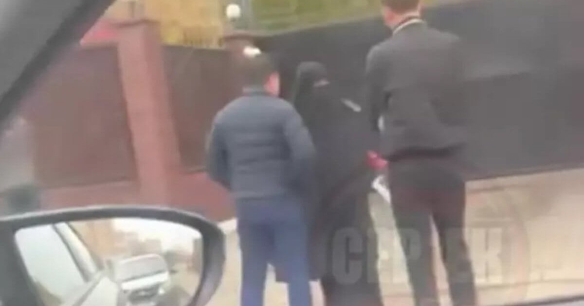Ақтөбеде қара ниқаб киіп, қолы қанға боялған қыз шу шығарды