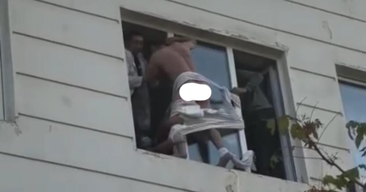 Ақтауда ауруханада ер адамның терезеден секірмек болғанын туыстары жоққа шығарды