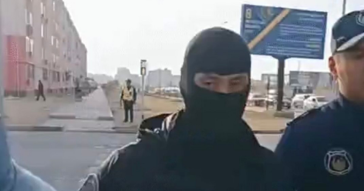 СОБР қызметкерлері көшеде жүр: Ақтау тұрғындары жолды жауып тастаған