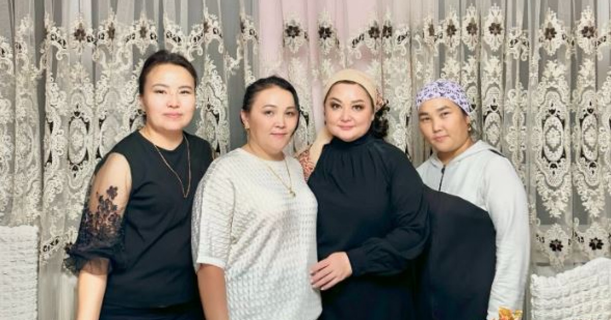 «Кезінде жап-жас едік»: Роза Әлқожа желі қолданушыларына абысындары жайлы айтып берді