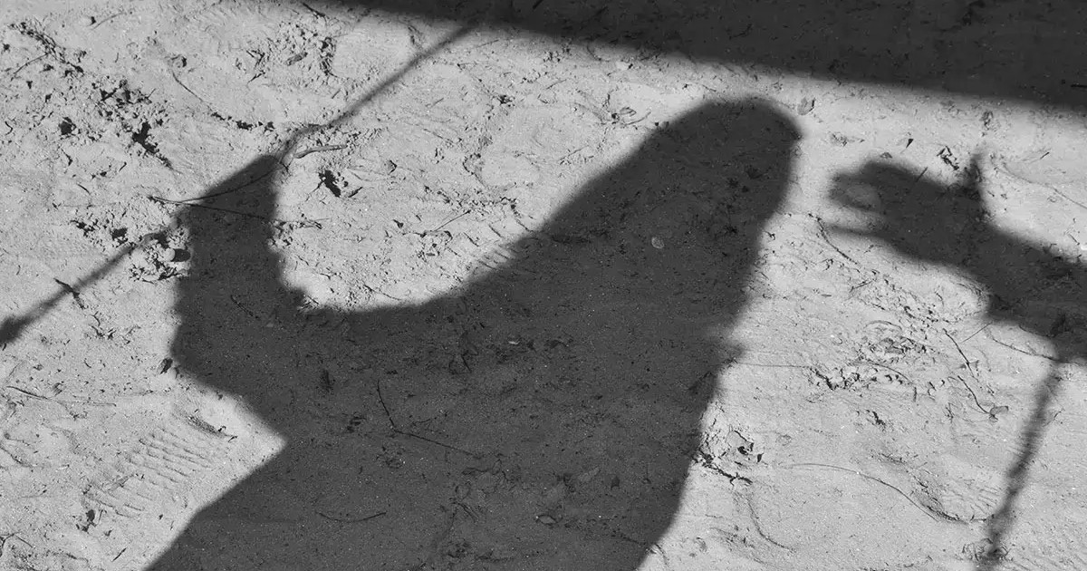 «Бір көзі ағып кеткен»: Түркістанда қызын зорлап, анасын өлтірген күдіктіге қатысты сот отырысы басталды