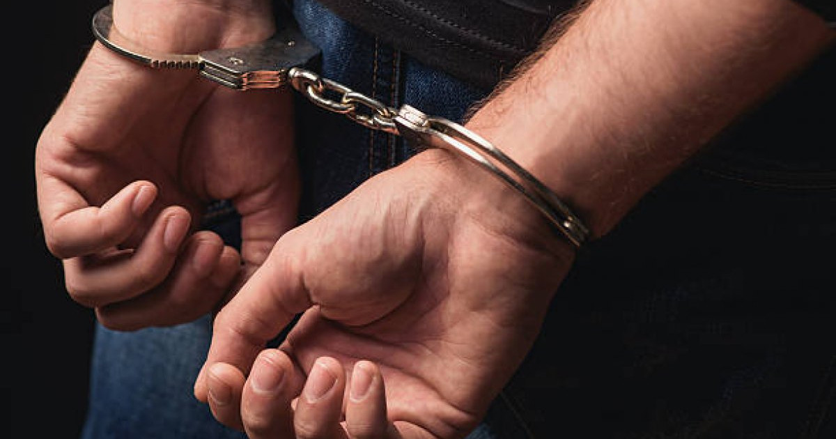 Пойыз жолаушысы жолсерікке пышақ ала жүгірген