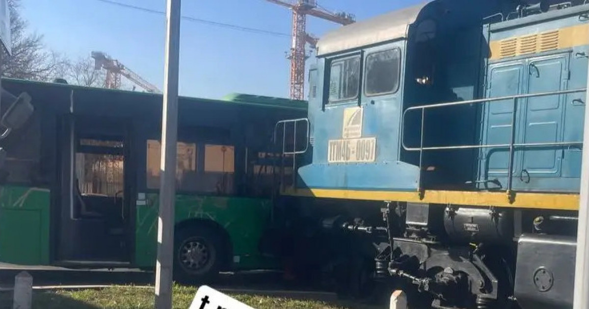 Алматыда автобус пен тепловоз соқтығысып, 6 адам зардап шекті (ВИДЕО)