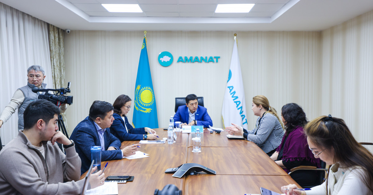 Ержан Жылқыбаев «AMANAT»-тың Республикалық қоғамдық қабылдау бөлмесінде азаматтарды қабылдады