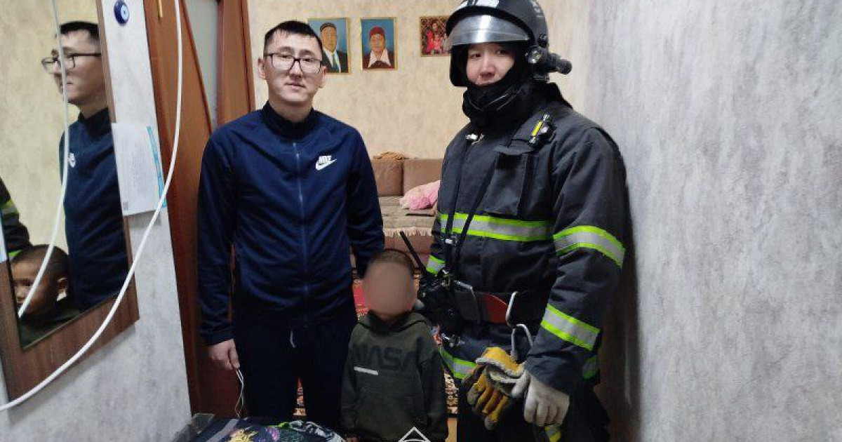 Абай облысында 6 жастағы бала пәтерге қамалып қалған