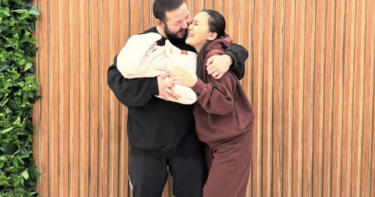 Үшінші сәбиін өмірге әкелген Айсәуле Бақытбек перзентханадан шықты