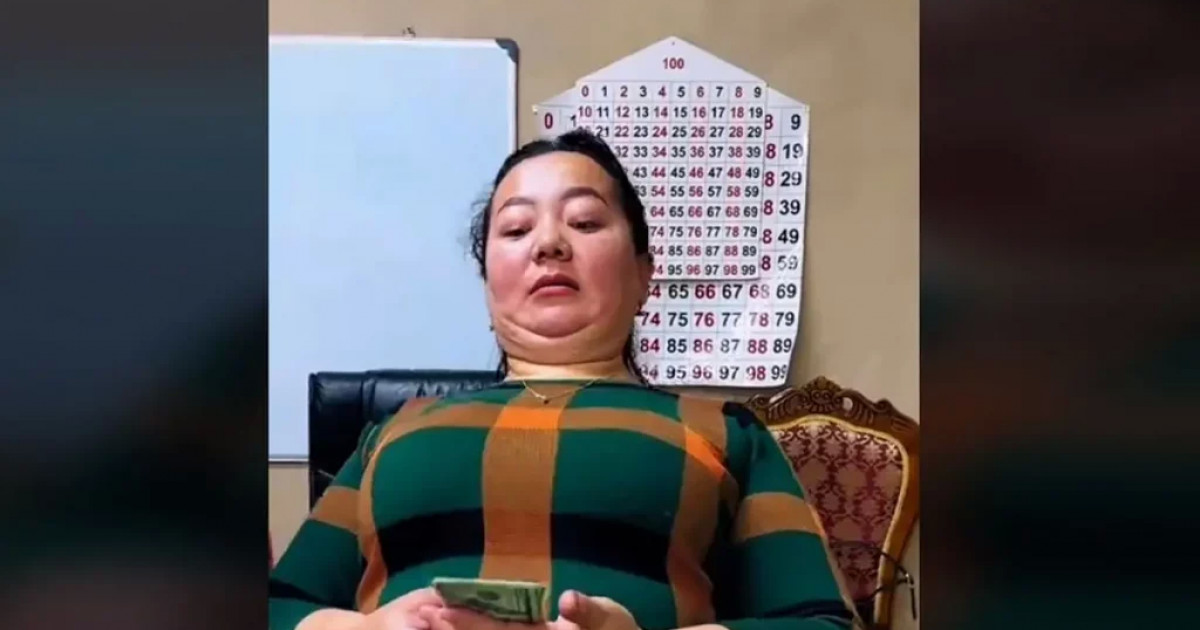 Психолог әйелдердің қолына доллар ұстатып, талдырып жатыр