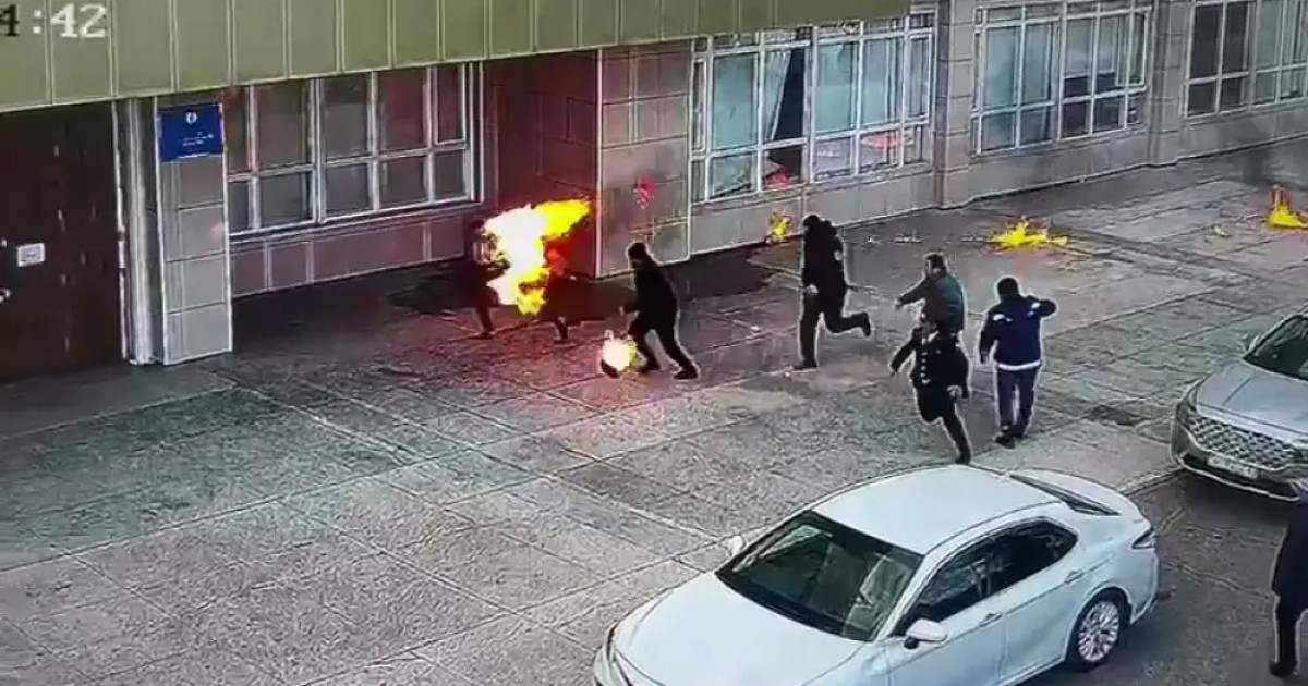 Ақтау әкімдігінің алдында ер адам өзін-өзі өртеп жіберген (ВИДЕО)
