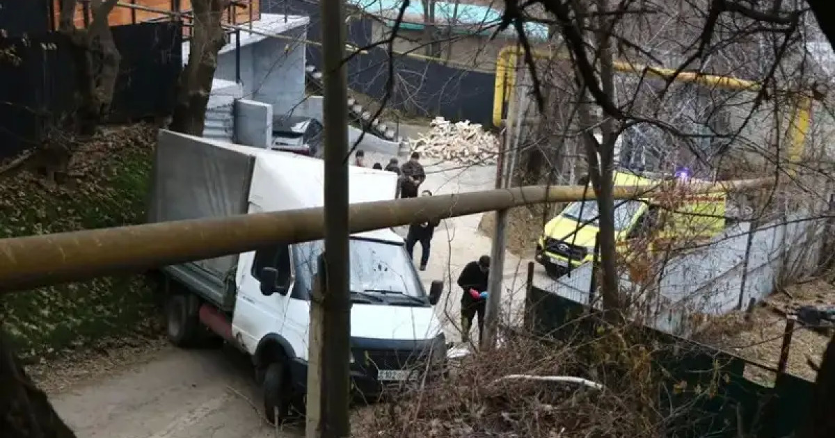 Алматыда ер адам өз көлігінің астына түсіп, қаза болды