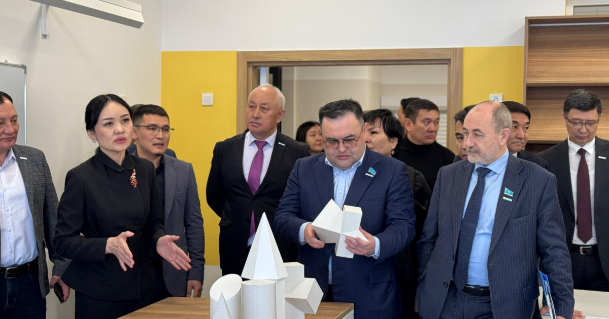 Мәжіліс депутаттары Астананың Үркер тұрғын алабындағы жайлы мектепті аралады