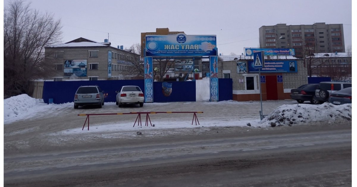 Семейде оқушысын басынан ұрған офицер сөгіспен құтылып кеткен