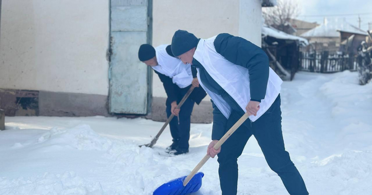 «Таза бейсенбі» акциясына қатысушылар жалғызбасты қарттардың ауласын тазартты