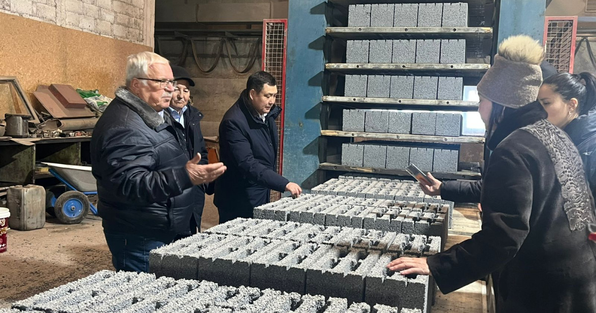 Мәжіліс депутаттары Жетісудағы кірпіш-керамзит зауыты қызметкерлерімен кездесті
