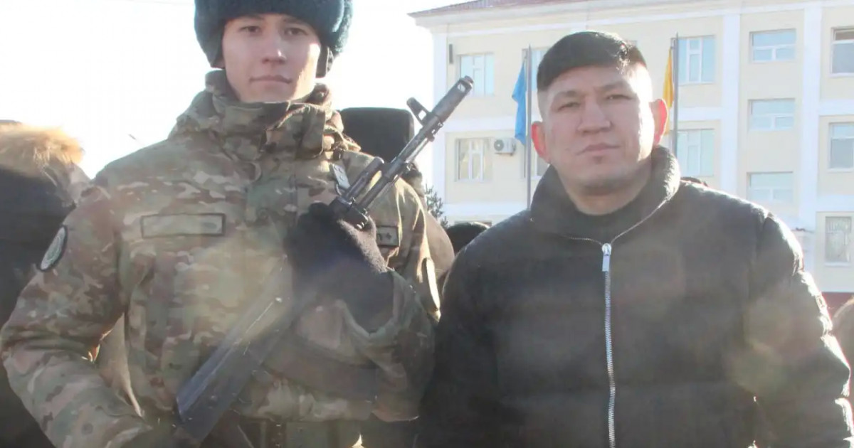 «Ант қабылдады»: Қуат Хамитов інісін әскерге аттандырды