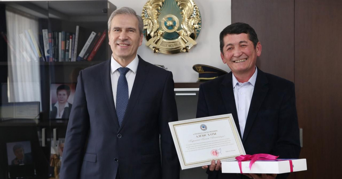 Алматыда көптің алғысына бөленген автобус жүргізушісі марапатталды