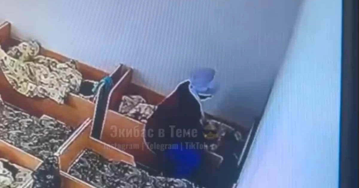 Екібастұзда тәрбиешінің баланы ұрып-соққан сәті видеоға түсіп қалған