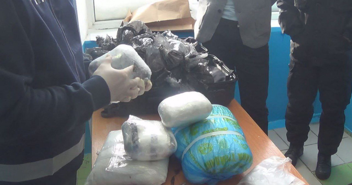 Астанадағы вокзалда 8 келі «мефедрон» салынған чемодан тәркіленді