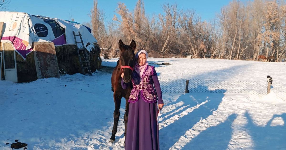 Ат баптаған Ақмарал
