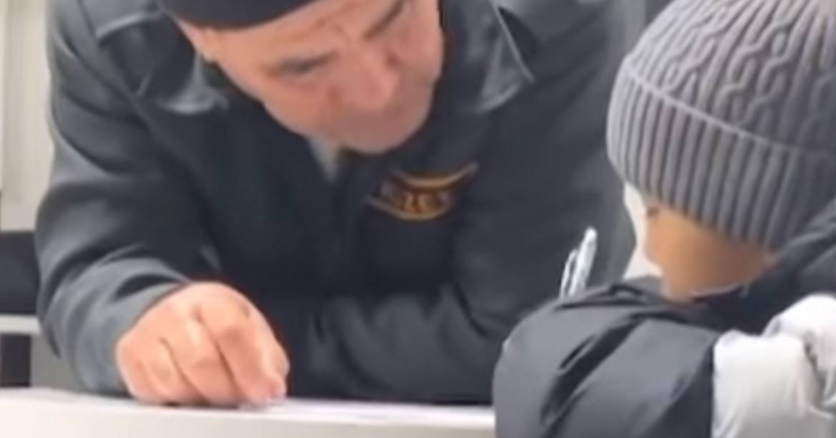 Оқушының сабағына көмектескен күзетші көптің ықыласына бөленді (ВИДЕО)