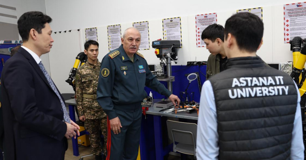 Қорғаныс министрі Astana IT University студенттерімен кездесті