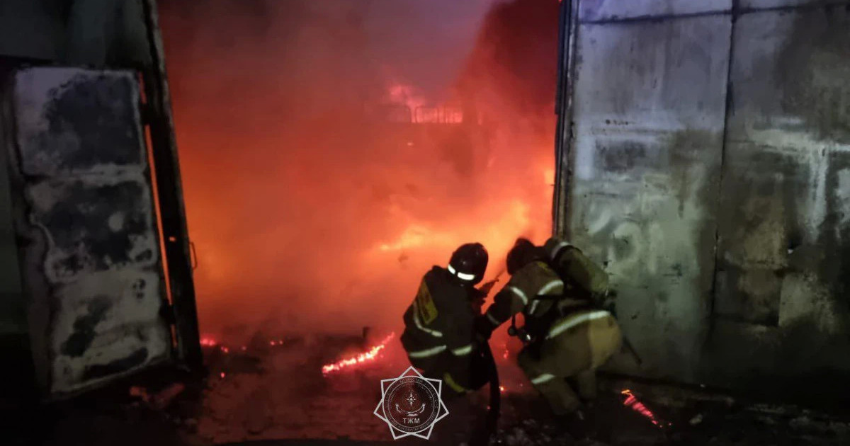 Елордада өрттен екі көлік жанып, бір адам зардап шекті