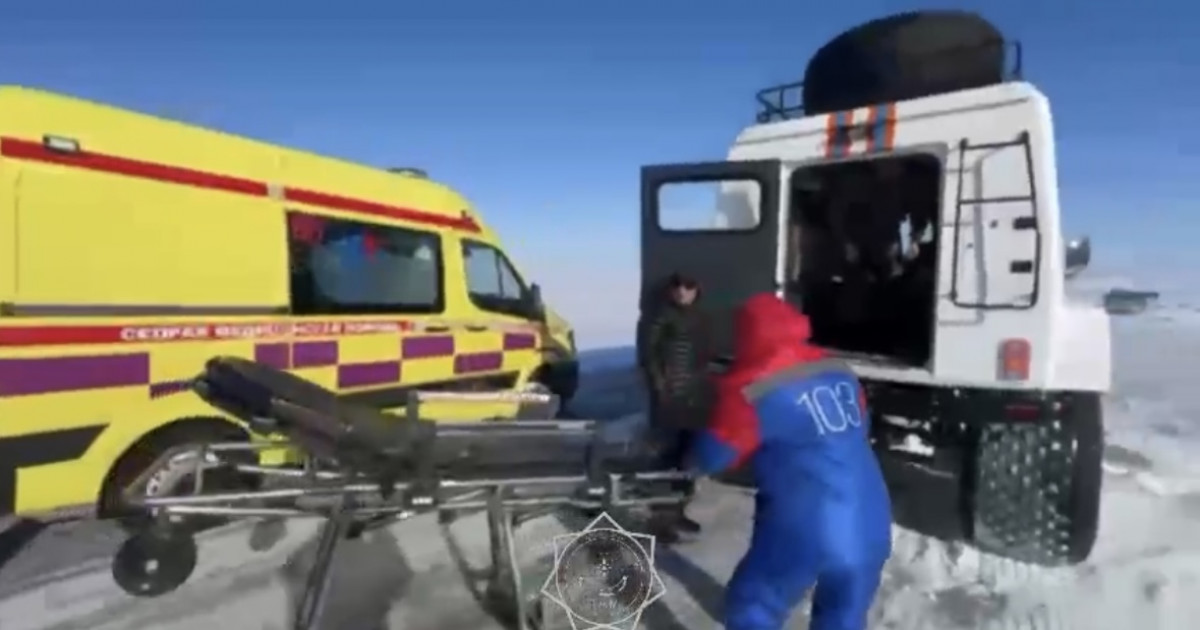 Арқалықта ішінде науқасы бар жедел жәрдем көлігі қарға батып қалған