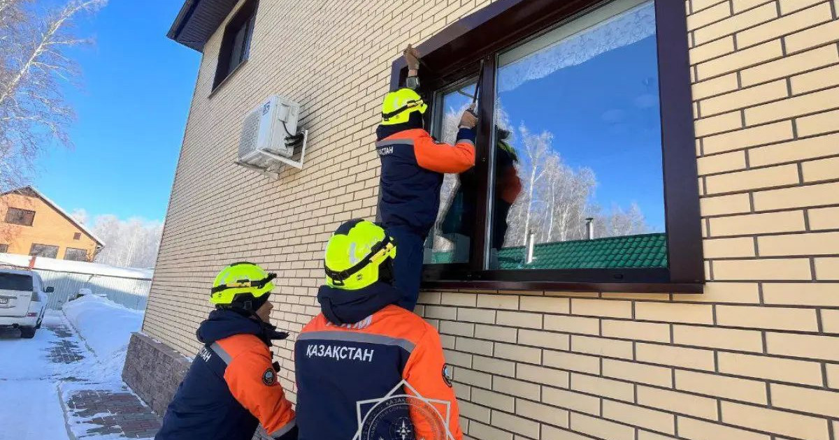 Петропавлда үйде жалғыз қамалып қалған 5 жасар қыз құтқарылды