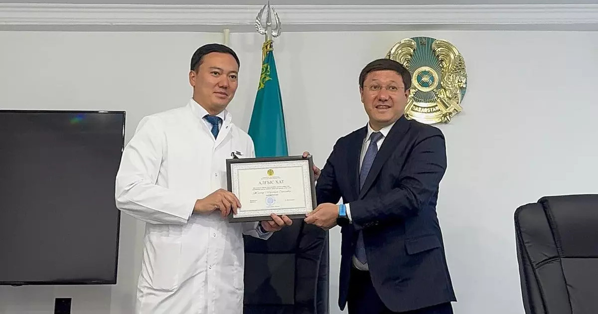 Ұшақта жолаушыны құтқарып қалған дәрігер министрден марапат алды