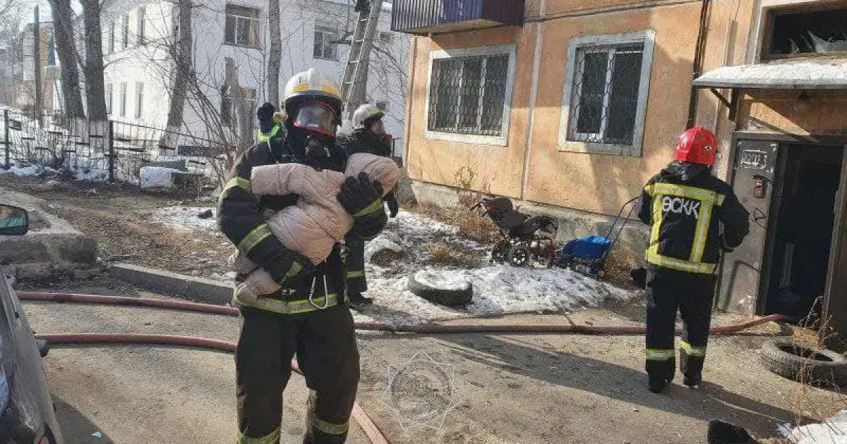 Павлодарда өртенген үйден 12 адам құтқарылды