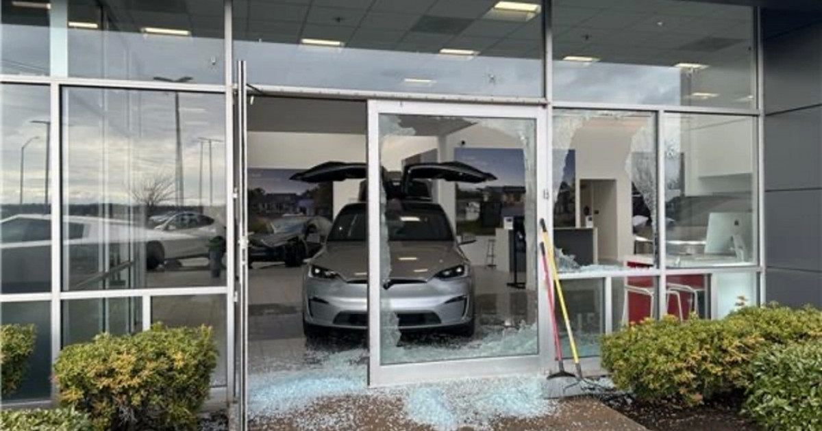 Белгісіз адамдар Tesla автосалонына оқ жаудырды