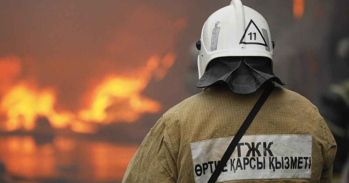 Алматыда дүкеннен өрт шығып, 8 адам құтқарылды