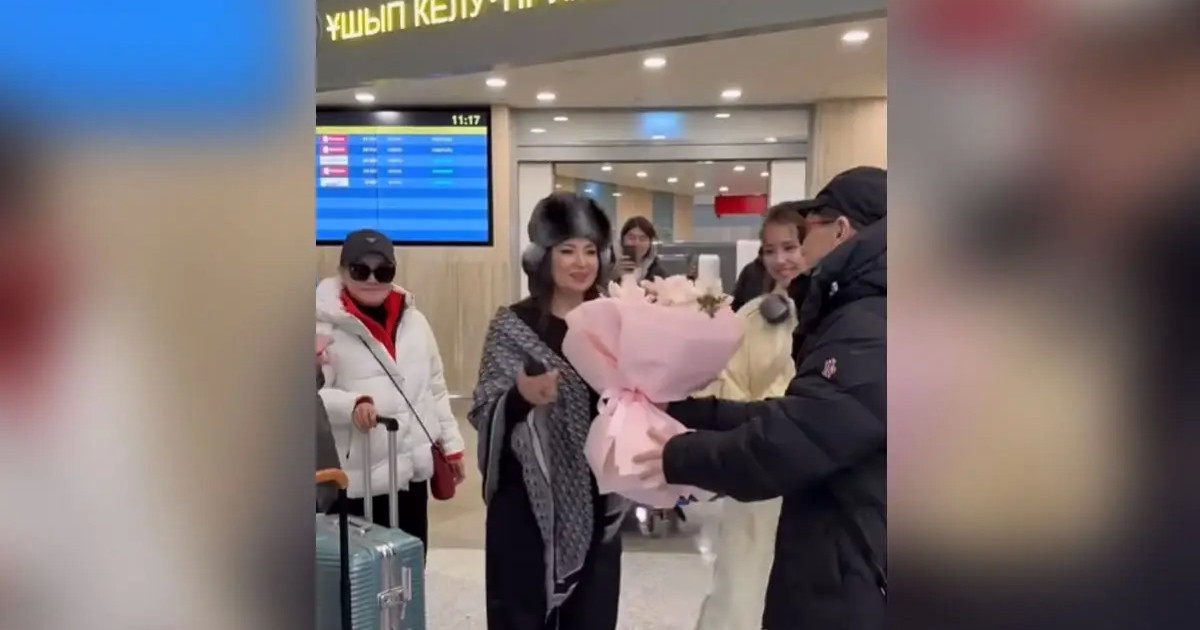 «Екеуі жүріп жүр ме?»: Сәкен Майғазиевтің Мадина Сәдуақасоваға гүл берген видеосы тарады