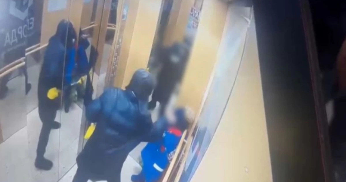 Лифтіде баланы пышақтаған жасөспірім ауруханада соққыға жығылған